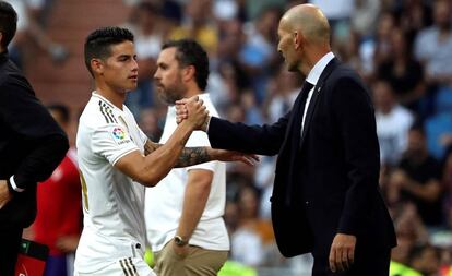 James Rodríguez saluda a Zidane al ser sustituido en el partido contra el Valladolid.