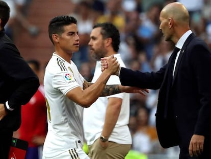 James Rodríguez saluda a Zidane al ser sustituido en el partido contra el Valladolid.