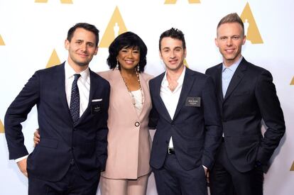 Los candidatos al Oscar más desconocidos lucieron tarjetas identificativas. En la imagen, la presidenta de la Academia Cheryl Boone Isaacs con los nominados Benj Pasek, Justin Hurwitz y Justin Paul.