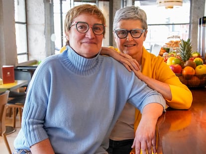 Sara Gutiérrez (izquierda) y Eva Orúe, autoras de 'En el transiberiano', posan en una cafetería en Madrid.