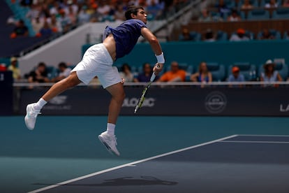 Alcaraz sirve durante la final contra Ruud.