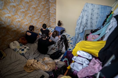 Los siete miembros de una familia de inmigrantes peruanos en el cuarto que comparten en un sótano en el distrito de Usera de Madrid, el 16 de diciembre. 