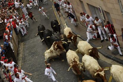 Los toros de la ganadería Puerto de San Lorenzo han sido los protagonistas de este primer encierro de los sanfermines de 2019.