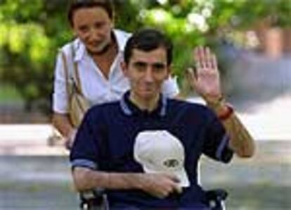 El ciclista Javier Otxoa, junto a su novia, tras recibir el alta hospitalaria de su lesión cerebral.
