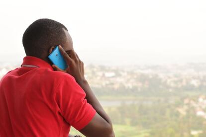 Un hombre habla por tel&eacute;fono en Kigali, una de las capitales de &Aacute;frica del Este con mayor crecimiento tecnol&oacute;gico.