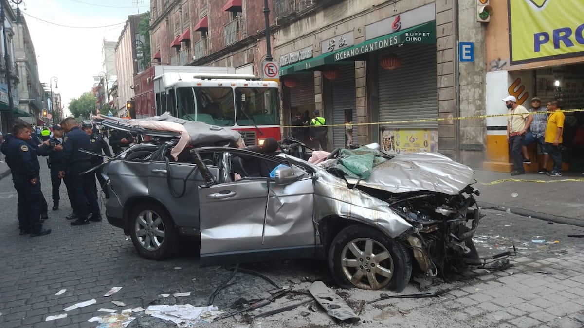 Un vehículo cae desde un segundo piso a una calle del centro de la ...