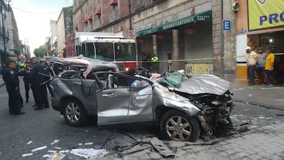 Un vehículo cae del segundo piso de un estacionamiento en el Centro Histórico.