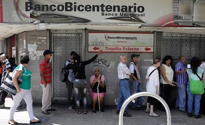 Cola para sacar dinero este viernes en Caracas.