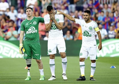 Alan Ruschel (centro) se emociona, amparado por colegas Follmann e Neto, da Chape, em seu retorno aos campos, 8 meses após tragédia.