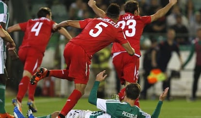 Los jugadores del Sevilla celebran el segundo gol de Krychowiak. 