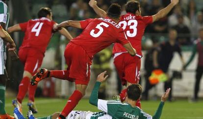 Los jugadores del Sevilla celebran el segundo gol de Krychowiak. 