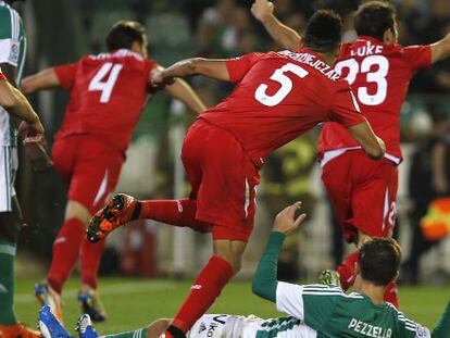 Los jugadores del Sevilla celebran el segundo gol de Krychowiak. 