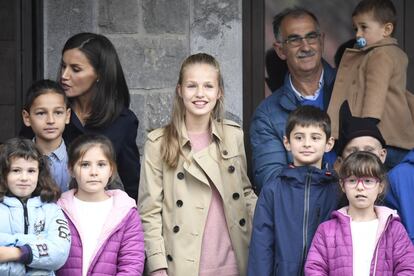 La princesa Leonor y su madre, la reina Letizia, posan para los fotógrafos rodeadas de los niños y vecinos de Asiego.