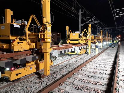 Maquinaria y trabajadores en uno de los tramos del Corredor Mediterráneo.