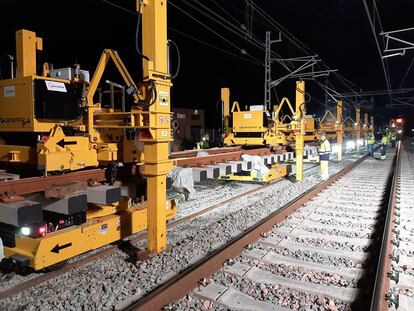 Maquinaria y trabajadores en uno de los tramos del Corredor Mediterráneo.