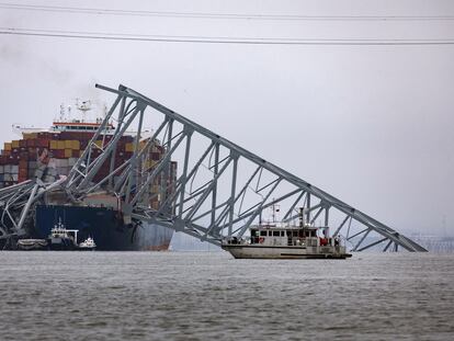 Trabajadores buscan víctimas después de que el carguero Dali chocó con el puente Francis Scott Key en Baltimore.