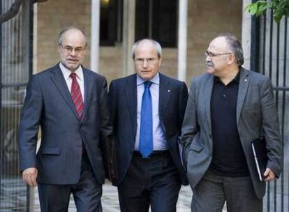 Antoni Castells, José Montilla y Josep Lluís Carod Rovira se dirigen a la reunión del Gobierno catalán.