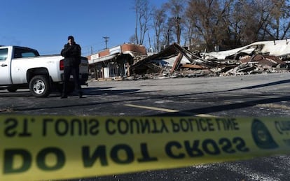 La polic&iacute;a custodia un edificio incendiado en Ferguson.