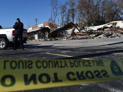 La polic&iacute;a custodia un edificio incendiado en Ferguson.