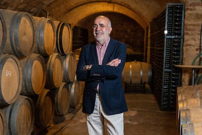 Jaume Vial, director comercial de Mestres, posa en la cueva donde envejece el cava.