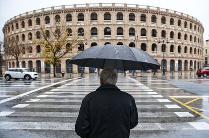 Con carácter más débil y disperso, también podrán darse precipitaciones en el resto de la vertiente atlántica, puntos del área mediterránea central y, sin descartar que vayan acompañados de tormenta, en Baleares. Por la tarde tenderán a remitir en el Cantábrico oriental, Alto Ebro y Pirineos. En la imagen, un hombre se protege de la lluvia con un paraguas en Valencia.