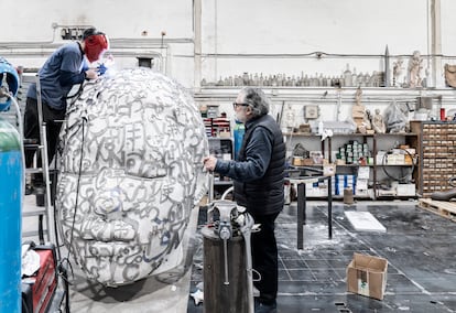 Jaume Plensa, en plena tarea en su estudio de Sant Feliu de Llobregat, supervisando la soldadura de una de sus obras.