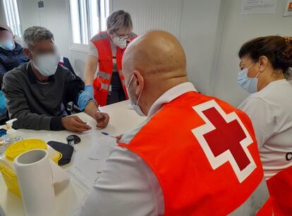 Un equipo de Cruz Roja atiende a varias personas llegadas en una patera a Alicante esta semana.