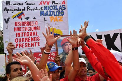 "Hoy #23Feb el pueblo se moviliza en Caracas y en todas las ciudades del país. Vamos todas y todos a las calles a defender nuestra independencia, con conciencia y alegría. No habrá guerra en la Patria de Bolívar y Chávez, aquí triunfará la paz. ¡Venezuela se respeta!", dijo este sábado Maduro en su cuenta de Twitter. En la imagen, seguidores del líder chavista se manifiestan en Caracas.