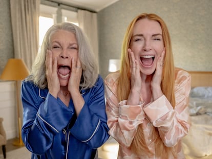 Fotograma de 'Ponte en mi lugar de nuevo' en que se ve a Jamie Lee Curtis y a Lindsay Lohan.