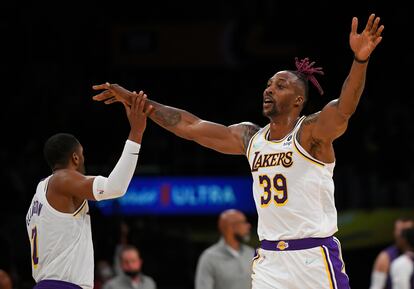 Dwight Howard, durante un partido de pretemporada de los Lakers, junto a Ellington.