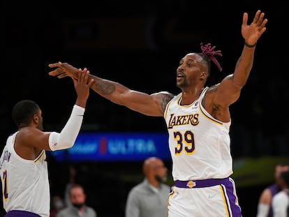 Dwight Howard, durante un partido de pretemporada de los Lakers, junto a Ellington.