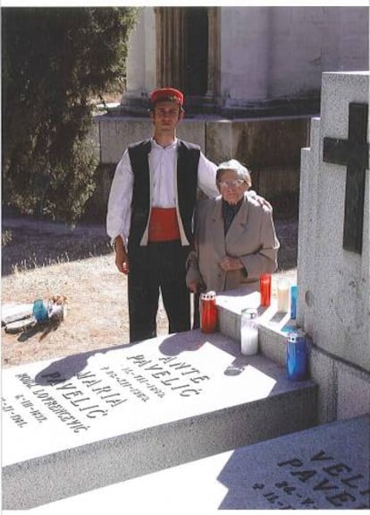 Visnja Pavelic, con un joven croata, ante la tumba de su padre en el cementerio de San Isidro, Madrid.