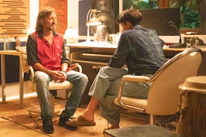 Imagen de la película en la que Alba Flores conversa con Antonio Carmona.