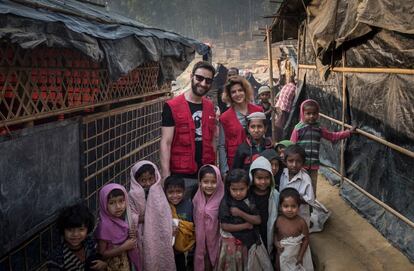 Clara Lago y Dani Rovira en Bangladesh, rodeados de niños rohingya.