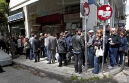 Varias personas hacen cola delante de una farmacia abierta en la zona Pagrati, en Atenas (Grecia) el 28 de marzo de 2014.
