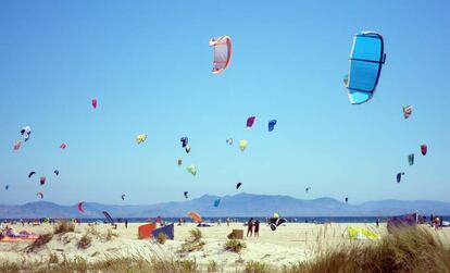 Cometas de kitesurf en la playa de Tarifa (Cádiz), en la Costa de la Luz.