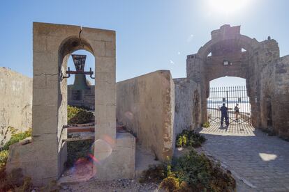 El Castillo, propiedad del Ministerio de Transición Ecológica, está cerrado y sin seguridad. Solo la Autoridad Portuaria de la Bahía de Cádiz accede a él para mantener el icónico faro de su propiedad. 