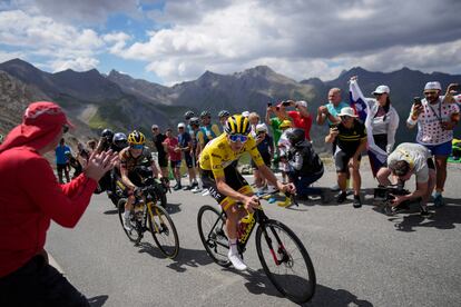 Tadej Pogacar, por delante de Jonas Vingegaard, durante la undécima etapa del Tour de Francia de 2022.