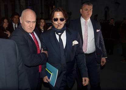 El actor Johnny Depp en Londres el pasado 26 de febrero donde asistió al juicio preliminar que lleva su demanda  contra el tabloide británico 'The Sun'.