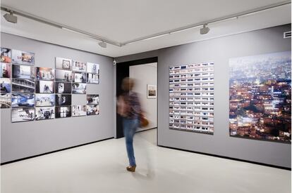 Sala de la exposición <i>Construyendo mundos. Fotografía y arquitectura en la era moderna</i>, una exposición organizada y producida por el Barbican Centre de Londres que se puede ver hasta el 6 de septiembre en el Museo ICO de Madrid.