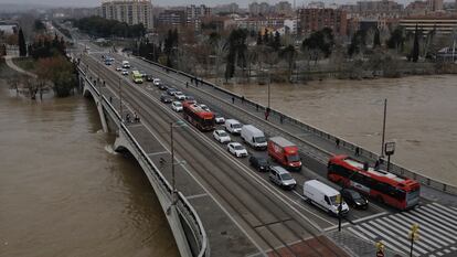 El Ebro subió cerca de seis metros en el puente de Santiago, en Zaragoza.