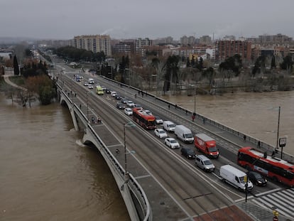 El Ebro subió cerca de seis metros en el puente de Santiago, en Zaragoza.