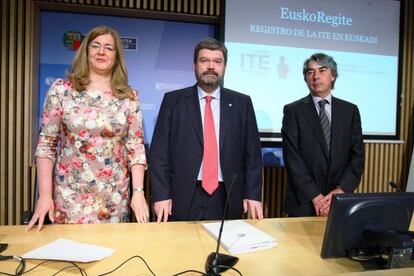 La viceconsejera de Vivienda Covadonga Solaguren y el consejero Juan Mari Aburto, en el centro, en el acto de Bilbao.