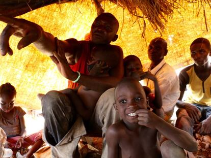 Sylvin Boda señala con el dedo junto a varios de sus vecinos y algunos de sus hijos, en Betare-Oya (Camerún).