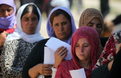 Yazidis em um campo de refugiados.