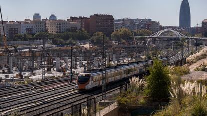 Un tren de Rodalies junto a las obras de la estación del AVE de Sagrera en Barcelona.