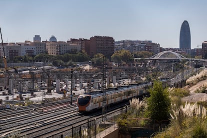 Un tren de Rodalies junto a las obras de la estación del AVE de Sagrera en Barcelona.