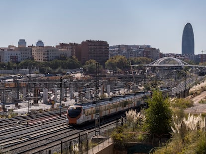 Un tren de Rodalies junto a las obras de la estación del AVE de Sagrera en Barcelona.