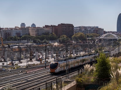 Un tren de Cercanías, en octubre de 2020, en Barcelona.