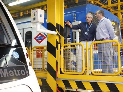 Pedro Roll&aacute;n (a la derecha) en la visita a las instalaciones de Metro de Madrid en Laguna. 